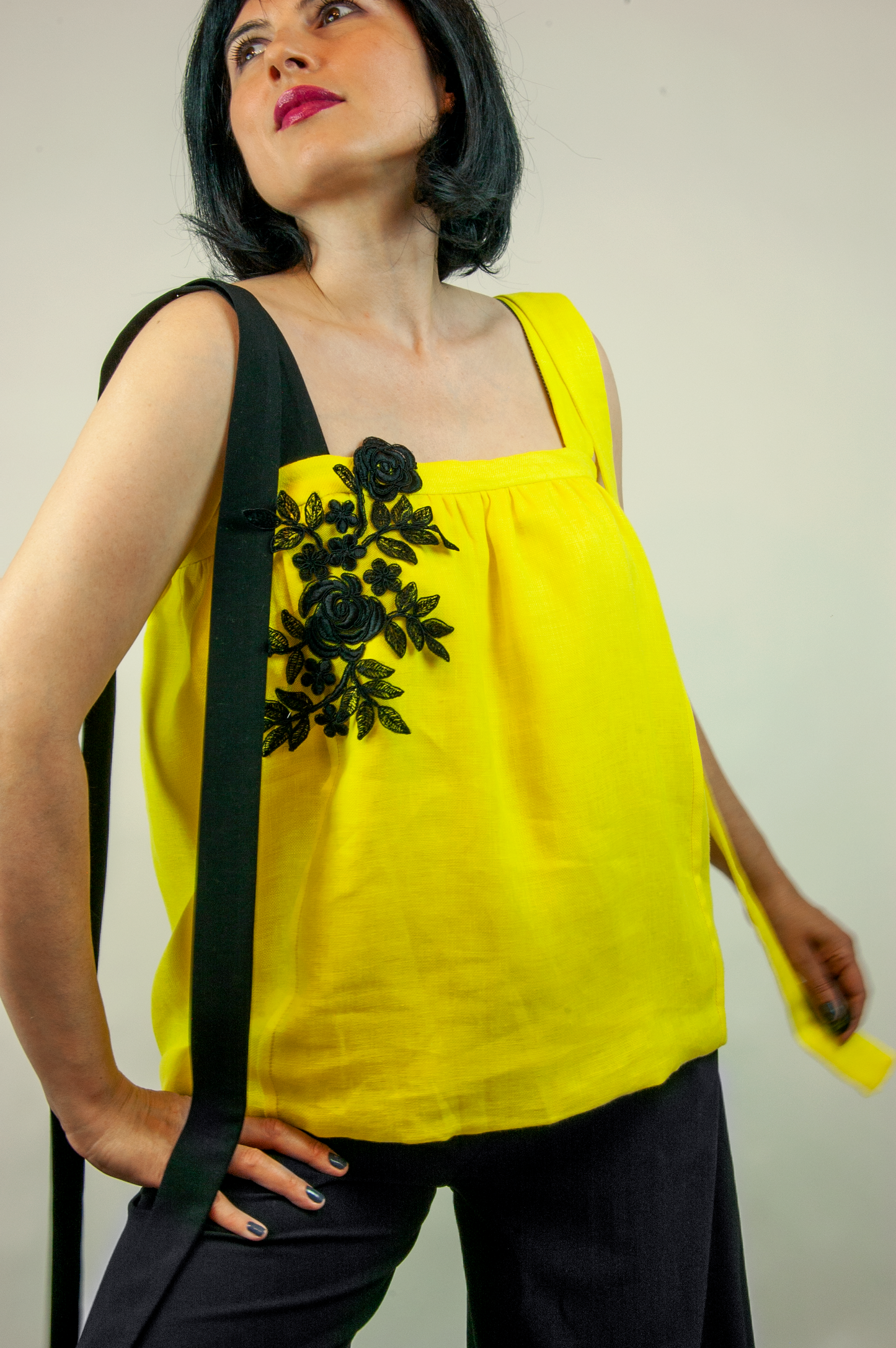 Top galben din in cu broderie florala